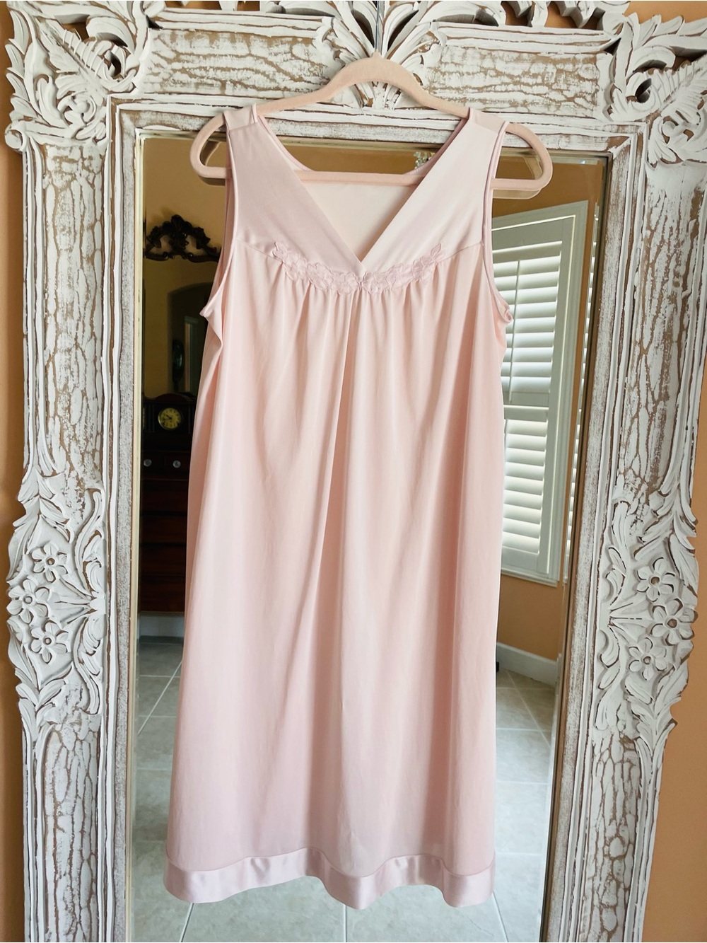 Women's Sleeveless V-Neck Poly Pink Lounge Nightgown with Decorative Bodice. . M